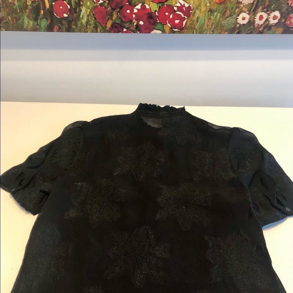 Elegant black short sleeve shirt.